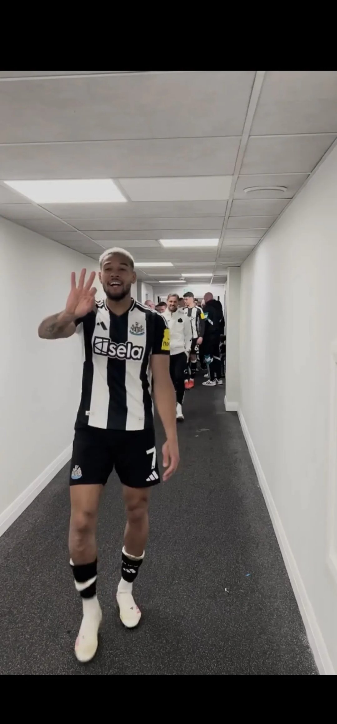 包含纽卡斯尔转会期临场应变；志在中超名次提升；态度坚定；心理建设被强调的词条